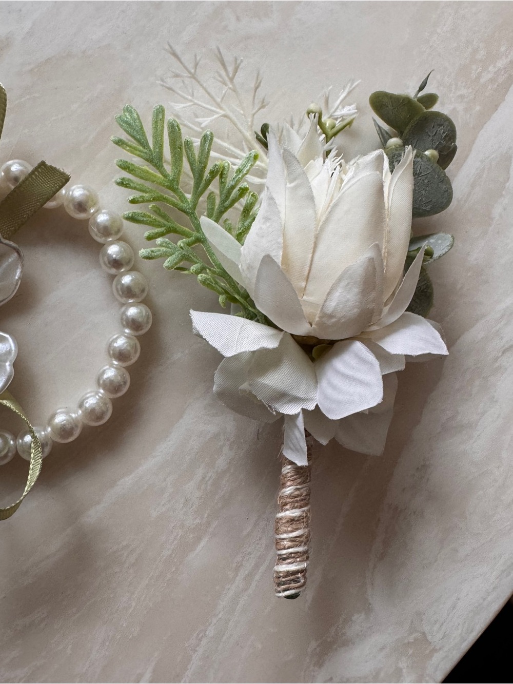 NWOT Off White Floral Boutonniere
